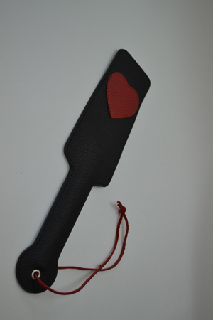 Хлопалка из кожи с сердечком, черная (SIT3131-1)